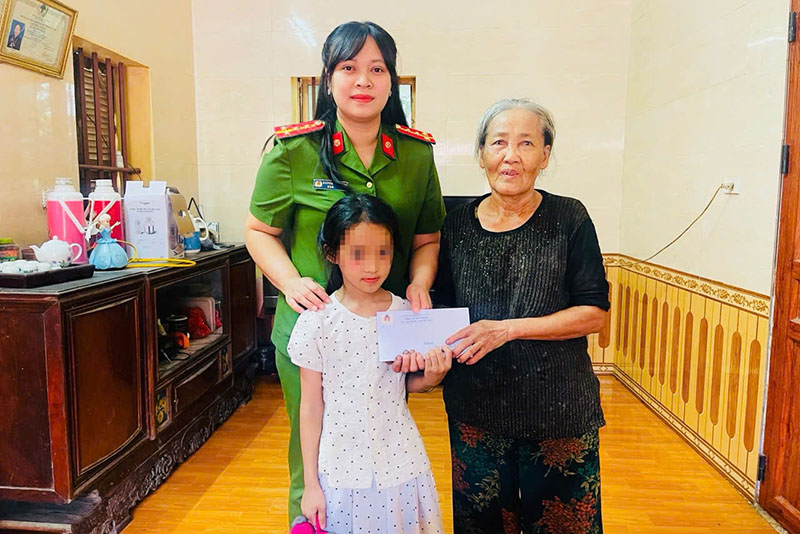 Sự gần gũi, thân tình góp phần tạo sự gắn bó giữa người chiến sĩ công an và con đỡ đầu, như những người thân trong gia đình. Ảnh: Cổng TTĐT Công an tỉnh Bắc Ninh