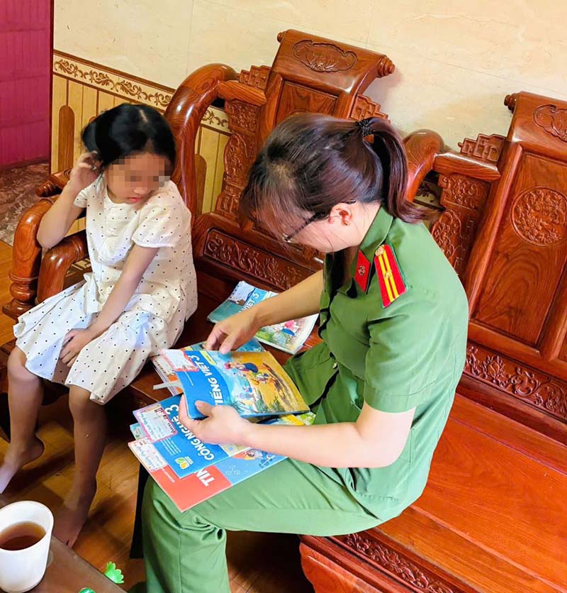 Chi hội phụ nữ Công an xã Tam Đa (Bắc Ninh) đã trao tặng em những phần quà phục vụ học tập vào đầu năm học mới. Ảnh: Cổng TTĐT Công an Bắc Ninh 