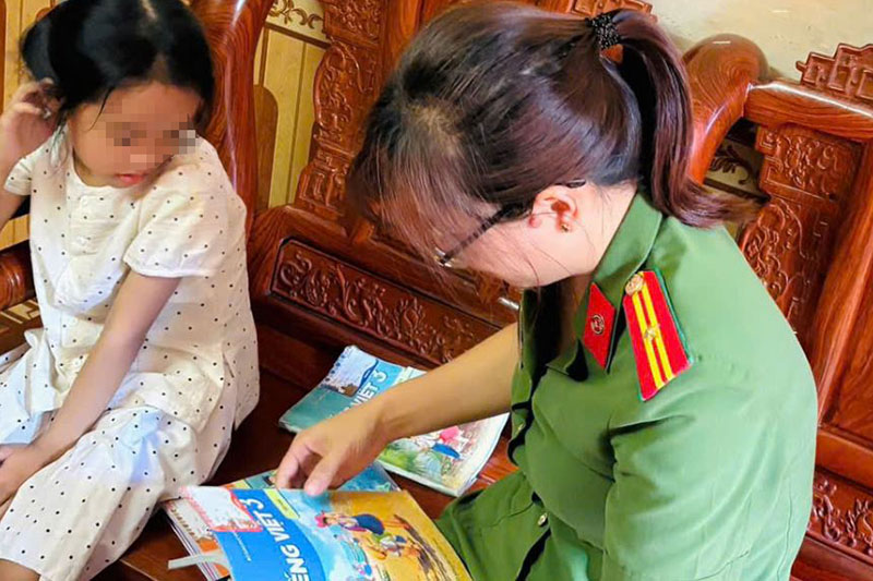 The Women's Union of Tam Da Commune Police (Bac Ninh) presented her with gifts to serve her studies at the beginning of the new school year. Photo: Bac Ninh Provincial Police e-Portal