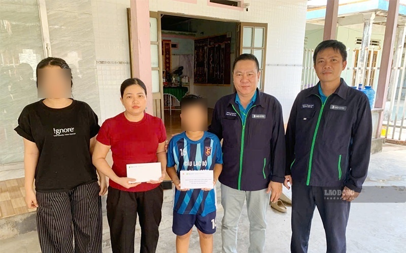 El Sr. Ha Van Hung, miembro del Comité Ejecutivo de la Federación Provincial de Trabajo de Quang Ngai (segundo desde la derecha) visita y entrega apoyo a la familia del miembro del sindicato Phan Van Thanh. Foto: Vien Nguyen