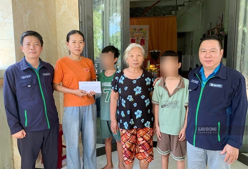 Ban Chấp hành Công đoàn cơ sở Công ty TNHH HD Hyundai Eco Vina thăm hỏi, trao hỗ trợ cho gia đình đoàn viên Đồng Văn Vinh. Ảnh: Viên Nguyễn