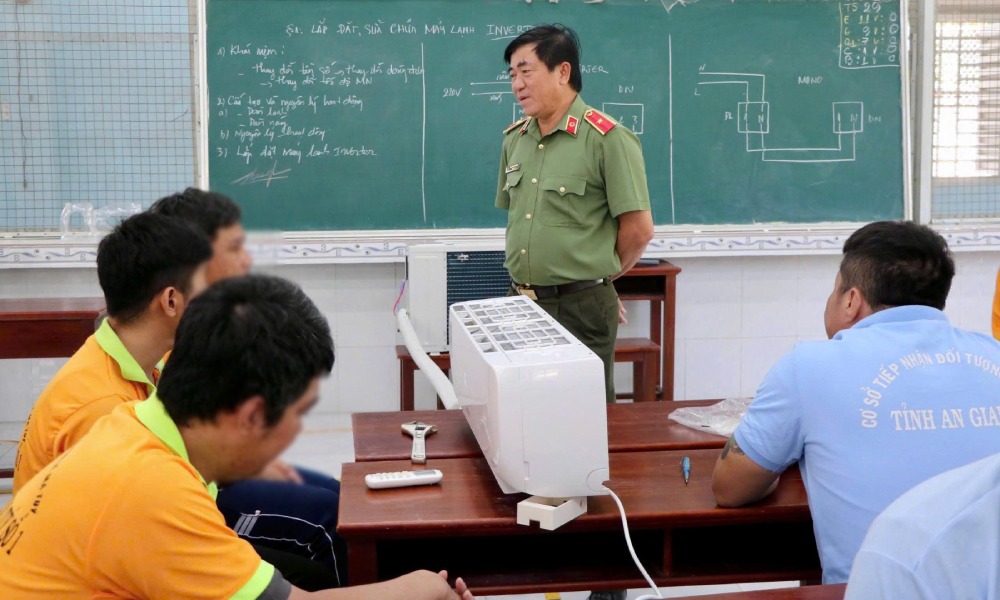 Thiếu tướng Nguyễn Văn Hận, Giám đốc Công an tỉnh An Giang động viên học viên an tâm cai nghiện, sớm trở về với gia đình, hòa nhập cộng đồng. Ảnh: Tiến Dũng/Công an An Giang