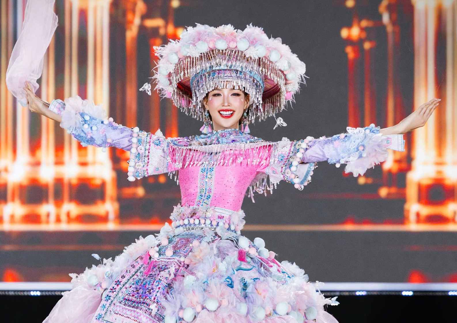 Bao Ngoc has the support of her parents before the finals of Miss World 2026. Photo: Golden Lotus