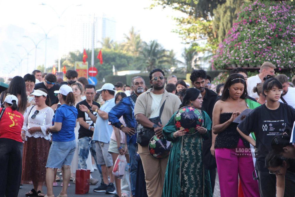 Đông đảo khán giả quốc tế góp mặt để cổ vũ cho đại diện quê nhà. Ảnh: Hữu long
