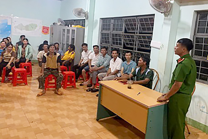 Công an xã Ia Chia tuyên truyền, cảnh báo thủ đoạn lừa đảo trên không gian mạng cho người có uy tín trên địa bàn.