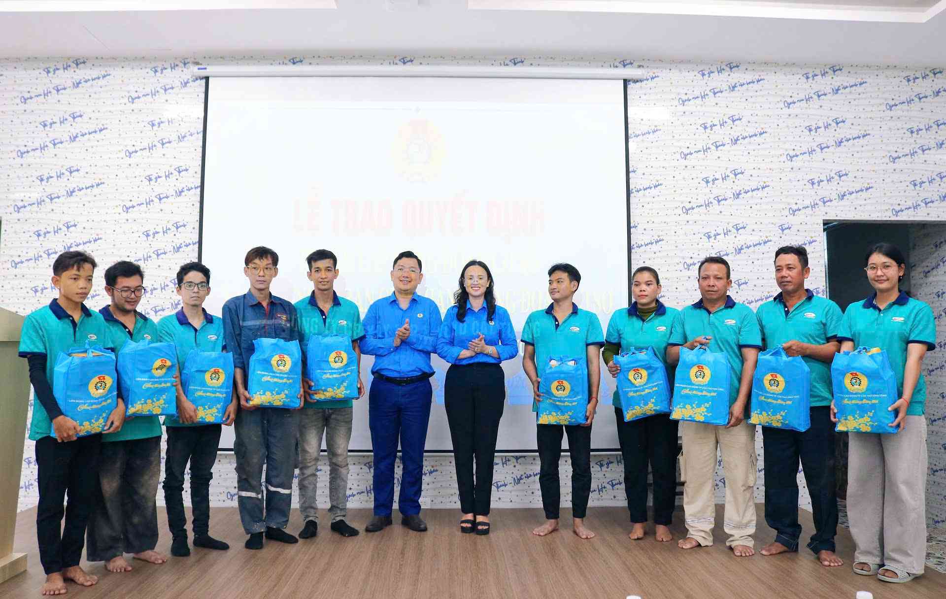 Leaders of the Can Tho City Labor Federation present gifts to union members and workers in difficult circumstances. Photo: Can Tho City Labor Federation
