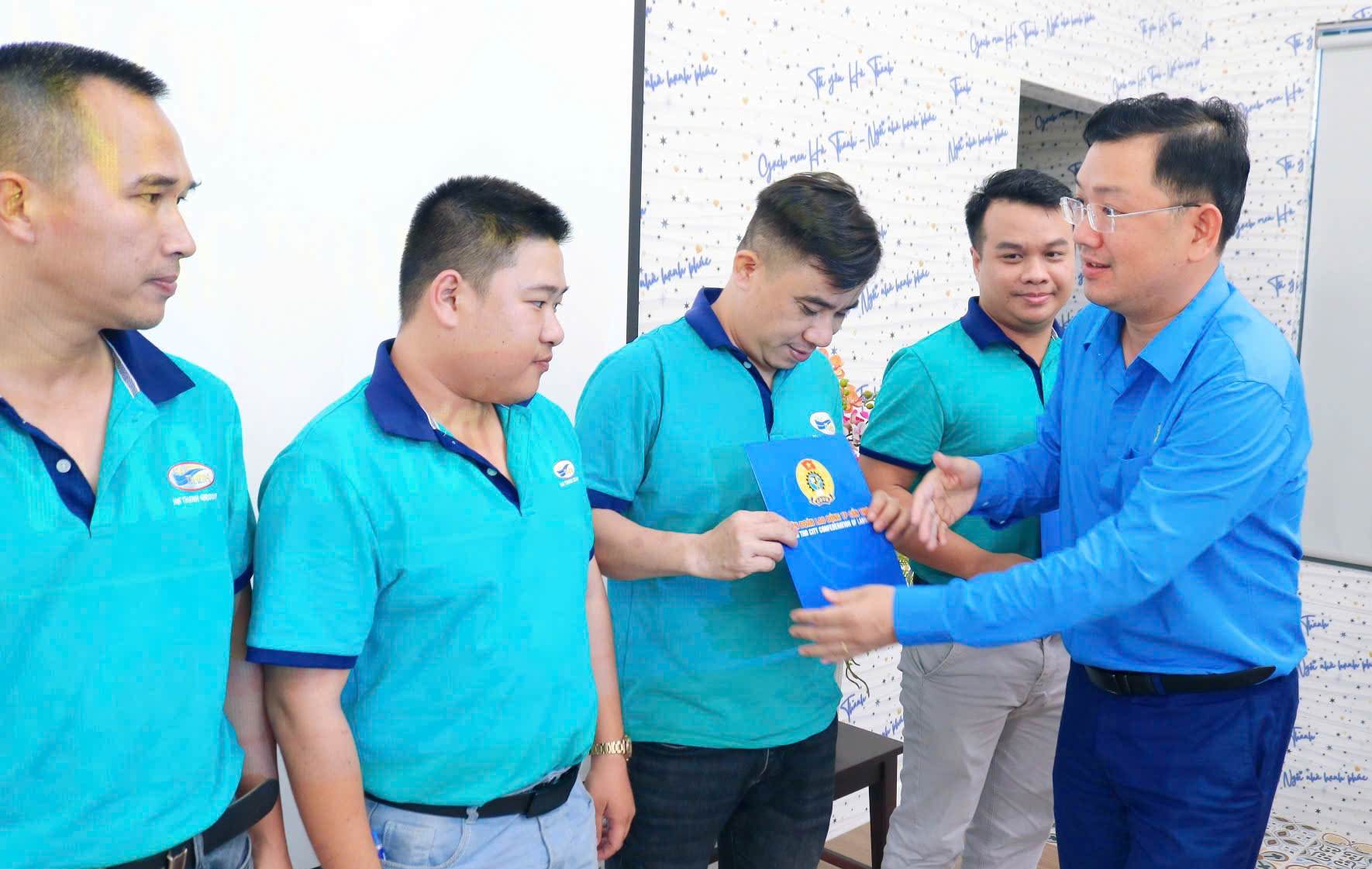 Phó Chủ tịch LĐLĐ TP Cần Thơ Lâm Văn Tân trao Quyết định kết nạp đoàn viên Công đoàn. Ảnh: LĐLĐ TP Cần Thơ