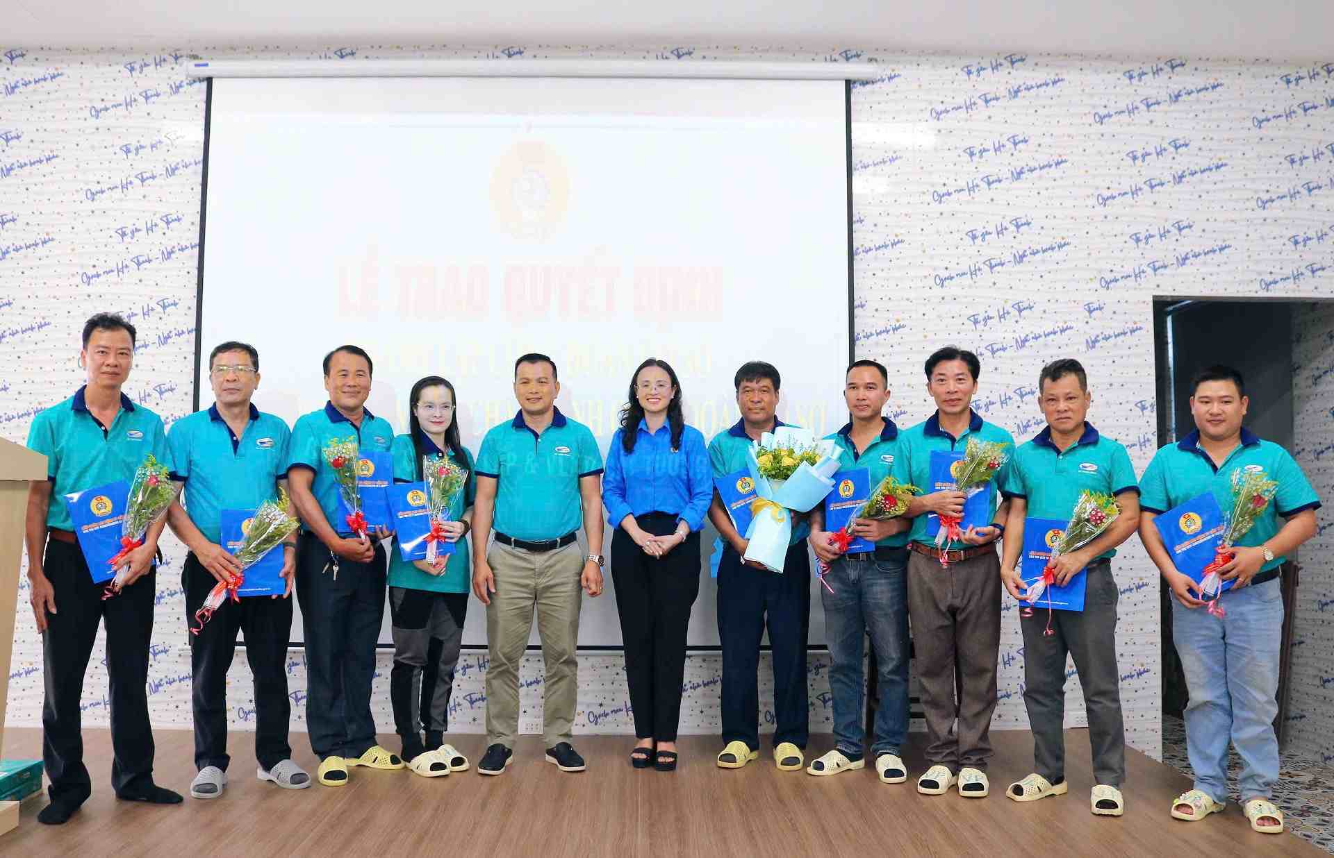 Trao hoa và Quyết định. Ảnh: LĐLĐ TP Cần Thơ
