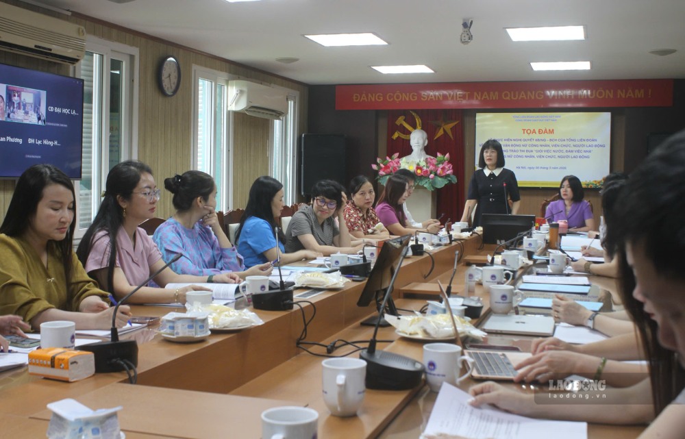 The Education Union in coordination with the Labor Relations Department (Vietnam General Confederation of Labor) organized a seminar and survey on the work of mobilizing female workers, civil servants, laborers and the emulation movement "Good at work, good at home". Photo: Quynh Chi
