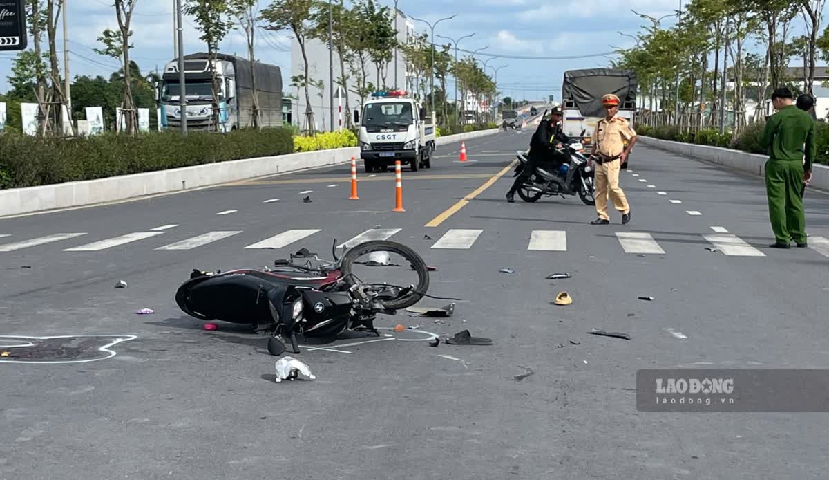 Lực lượng chức năng có mặt điều tra vụ tai nạn giao thông giữa xe máy và xe tải, khiến thiếu niên 16 tuổi tử vong. Ảnh: Huỳnh Du