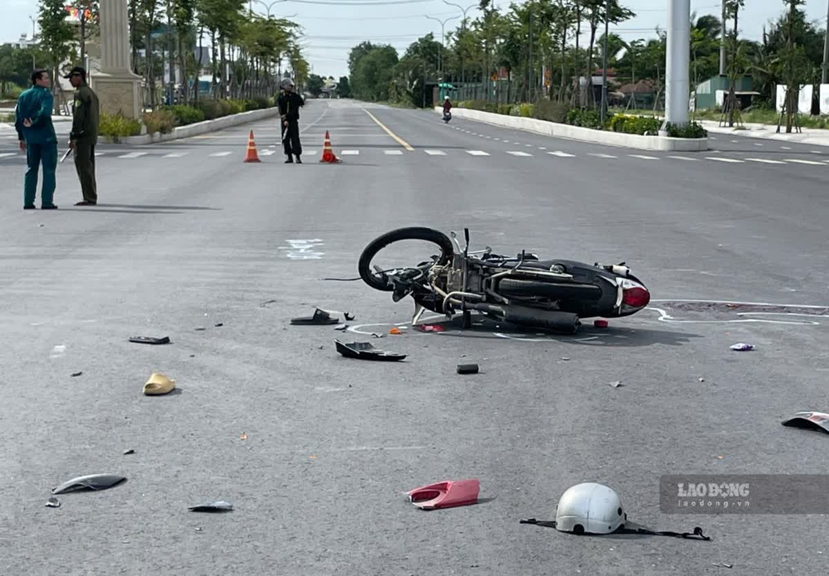 Traffic collision between motorbike and truck, killing a 16-year-old teenager. Photo: Huynh Du