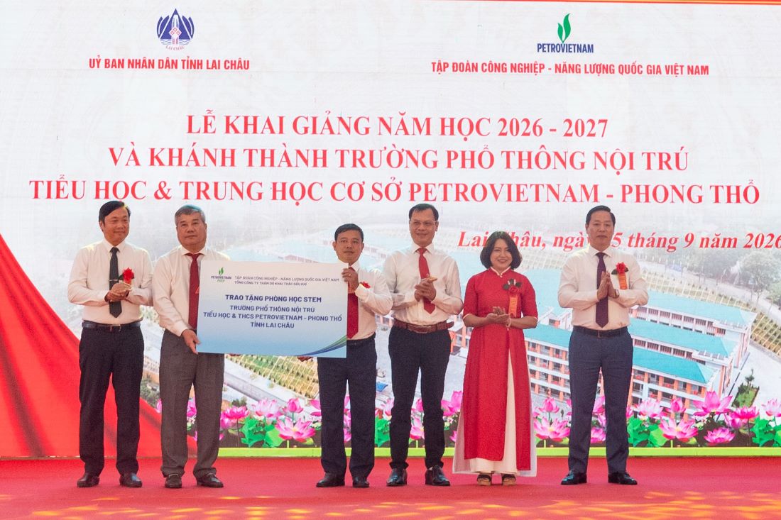 Đồng chí Đỗ Chí Thanh, Phó Tổng giám đốc Petrovietnam trao biển tài trợ Phòng học STEM cho trường PTNT Tiểu học và Trung học cơ sở PETROVIETNAM - Phong Thổ. Ảnh: Petrovietnam