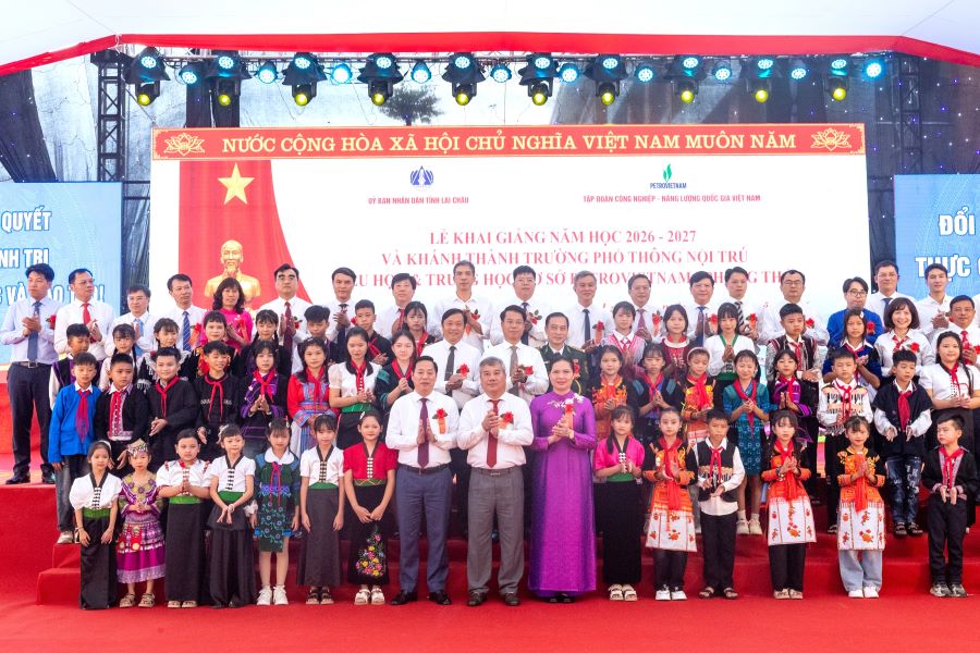 Taking souvenir photos with teachers and students of the School. Photo: Petrovietnam