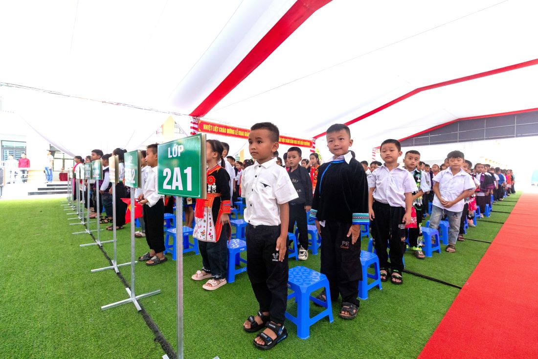Học sinh Trường Phổ thông Nội trú Tiểu học và Trung học cơ sở Petrovietnam - Phong Thổ náo nức tham gia lễ Khai giảng. Ảnh: Petrovietnam