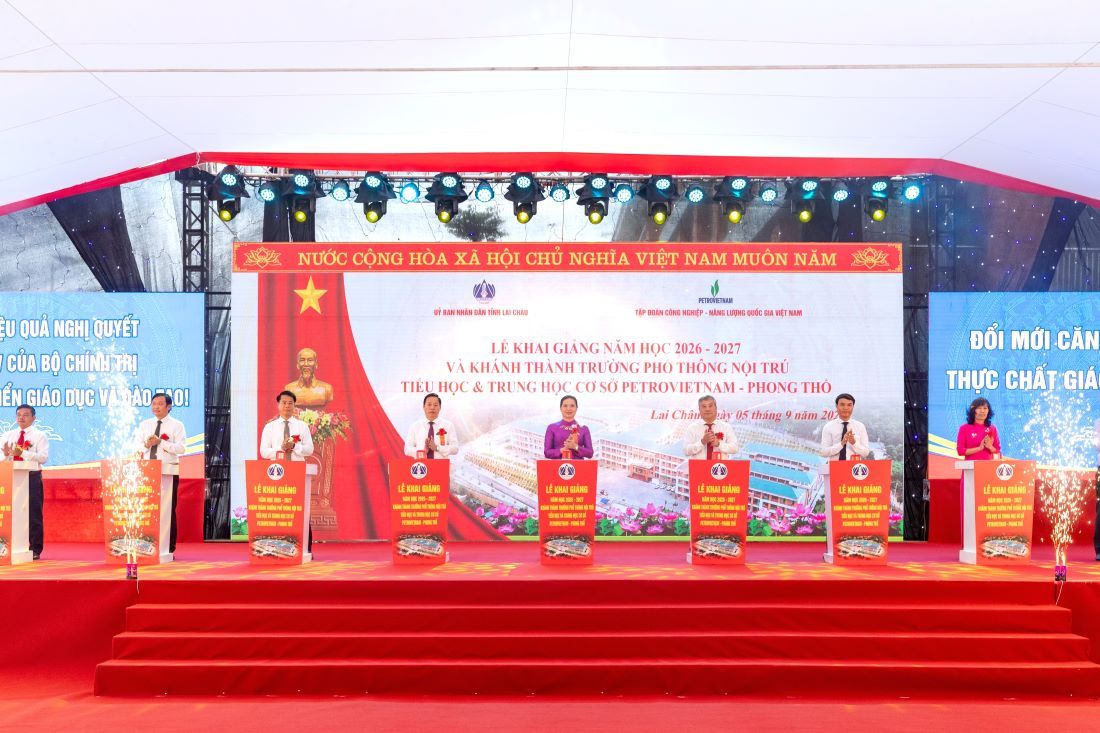 Đồng chí Hà Thị Nga, Ủy viên BCH Trung ương Đảng, Phó Chủ tịch-Tổng thư ký Ủy ban Trung ương Mặt trận Tổ quốc Việt Nam; Đồng chí Đỗ Chí Thanh, Phó Tổng giám đốc Petrovietnam; Đồng chí Hà Quang Trung, Phó Bí thư Tỉnh ủy, Chủ tịch UBND Tỉnh Lai Châu cùng các đại biểu tỉnh Lai Châu thực hiện nghi thức cắt băng khánh thành Trường. Ảnh: Petrovietnam