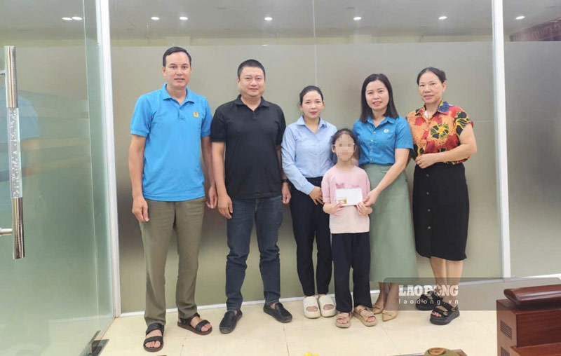 Au Lau Ward Trade Union provides support to students who are children of union members and workers in difficult circumstances. Photo: Thu Hien