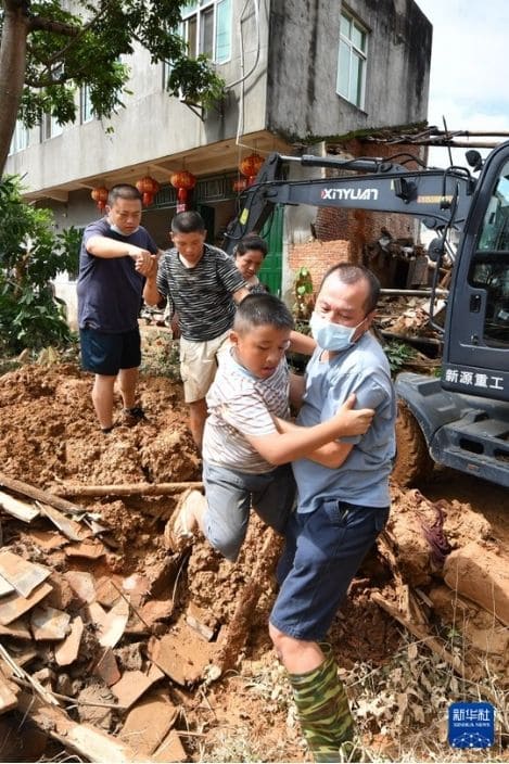 Mưa lớn do bão Saudel khiến nhiều khu vực tại tỉnh Phúc Kiến chìm trong biển nước, nhiều nhà dân đổ sập. Ảnh: Xinhua