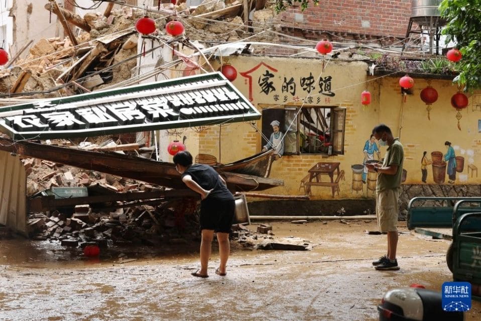 Las fuertes lluvias causadas por el tifón Saudel han provocado que muchas zonas de la provincia de Fujian se sumerjan en un mar de agua y que muchas casas de civiles se derrumben. Foto: Xinhua