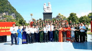Monument "Listening to the Mountains and Waters" educates soldiers' traditions. Photo: Ngoc Anh