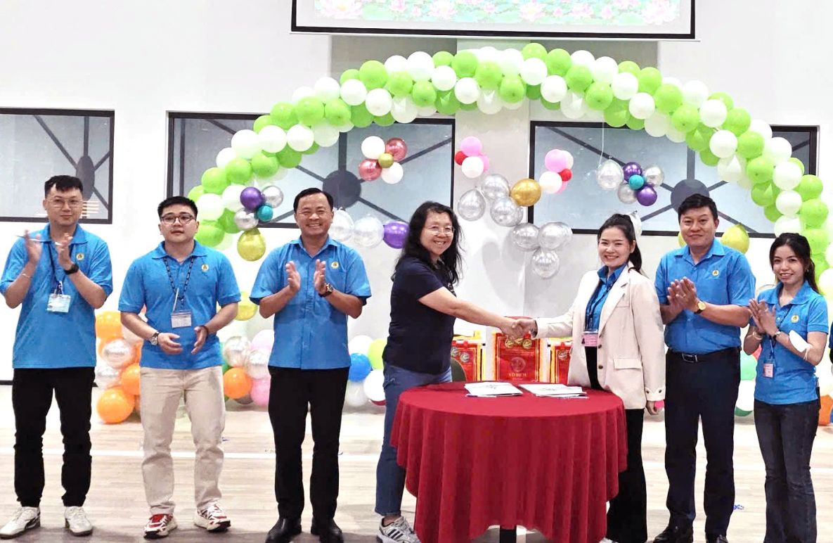 Ms. Desiree Fu - Vice President of Apache Group and Ms. Le Thi Ngoc Han - Chairwoman of the Grassroots Trade Union of Apache Vietnam Footwear Co., Ltd. signed an emulation agreement. Photo: Thanh Nhan