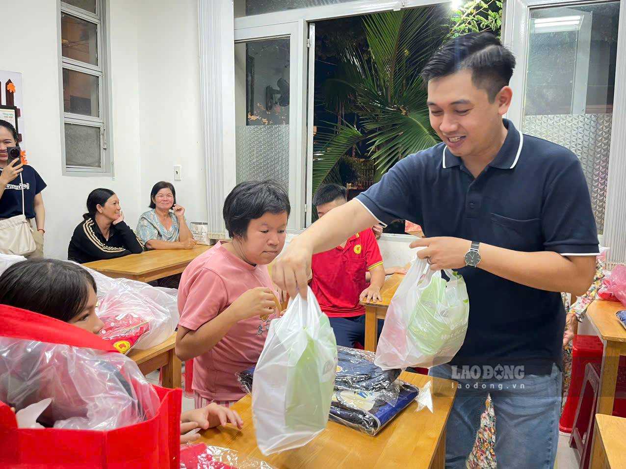 Mạnh thường quân tặng quà cho học sinh trong buổi khai giảng. Ảnh: Đình Trọng