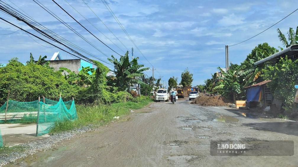 Ninh Quoi - Ngan Dua road project, Ca Mau has 100% site clearance, construction units work during holidays and weekends. Photo: Nhat Ho.
