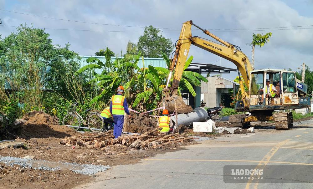 Dự án nâng cấp mở rộng đường Vĩnh Lơi - Châu Thới, Cà Mau thi công cả ngày nghỉ. Ảnh: Nhật Hồ.