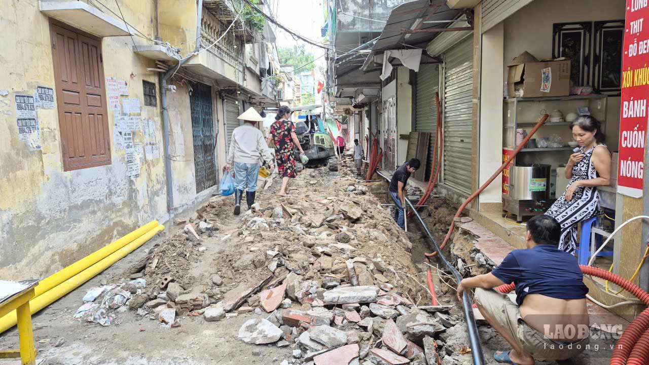 Upgrading roads combined with undergrounding power and telecommunications lines in Ha Long ward, Quang Ninh city. Photo: Nguyen Hung