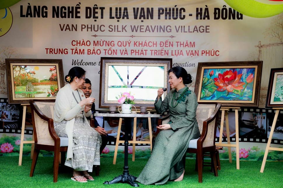 Hai phu nhân thưởng trà tại làng lụa Vạn Phúc. Ảnh: Bộ Ngoại giao