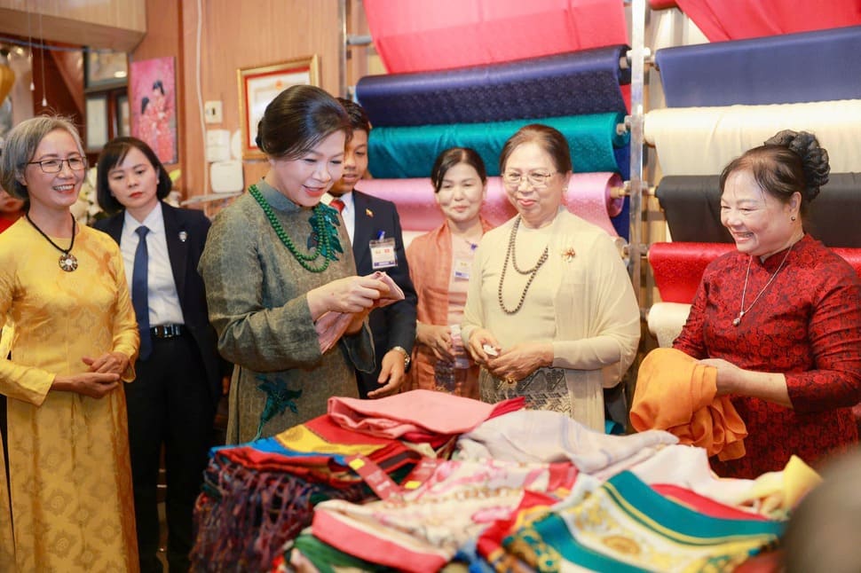 The two ladies see the famous Van Phuc silk product. Photo: Ministry of Foreign Affairs