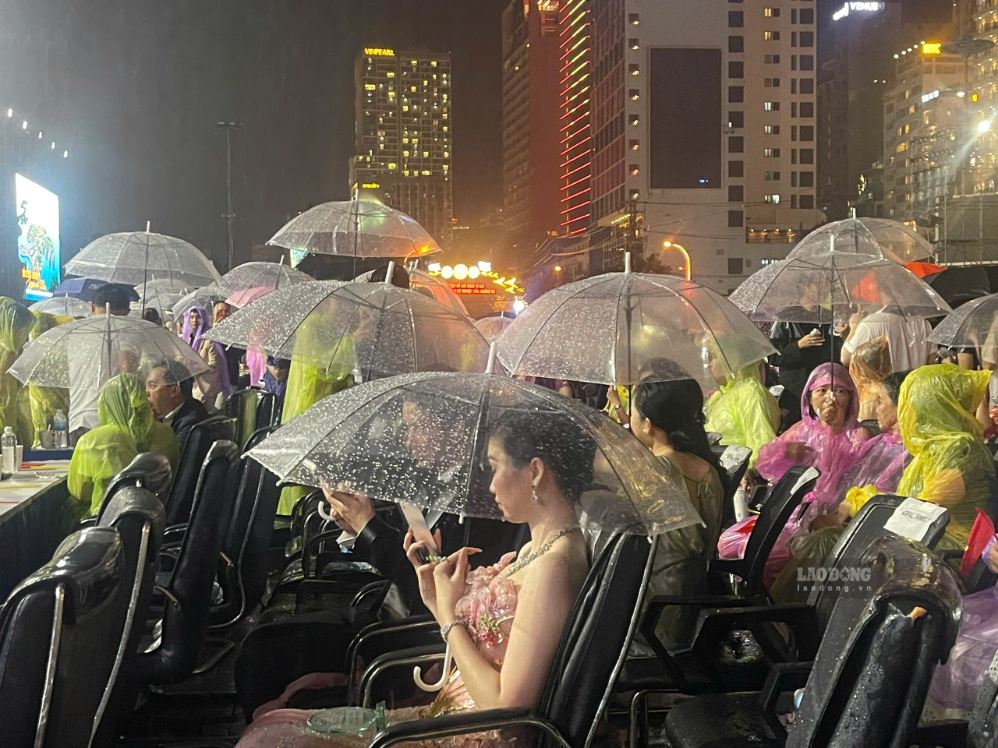 Heavy rain in the final night of Miss World 2026. Photo: Thanh Thuy