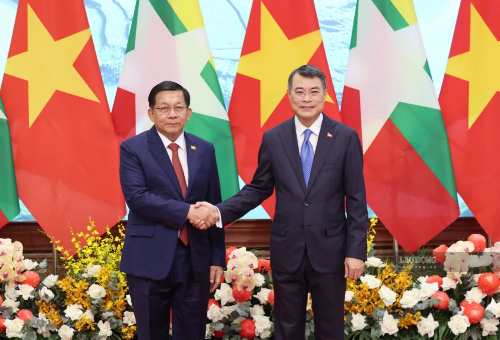 Politburo Member, Prime Minister Le Minh Hung meets with President of the Federal Republic of Myanmar Min Aung Hlaing. Photo: Hai Nguyen
