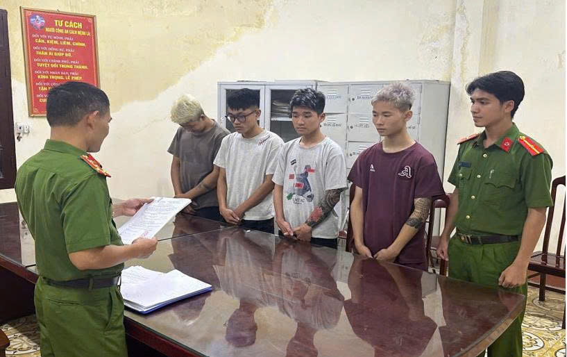 Cơ quan Cảnh sát điều tra Công an tỉnh Hưng Yên thi hành Quyết định khởi tố bị can, Lệnh bắt bị can để tạm giam đối với các đối tượng. Ảnh: Công an tỉnh Hưng Yên

