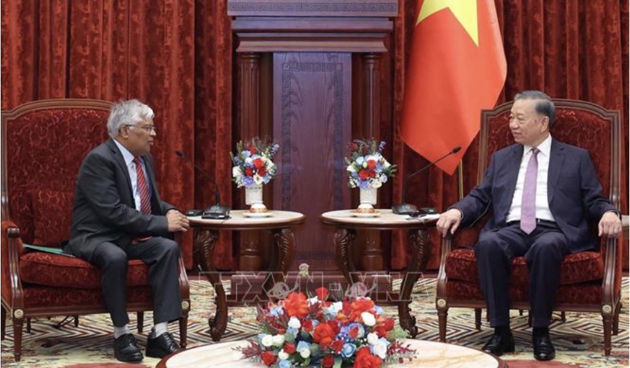 General Secretary and President To Lam receives Ambassador of Bangladesh to Vietnam Mohammad Lutfor Rahman to say goodbye. Photo: VNA