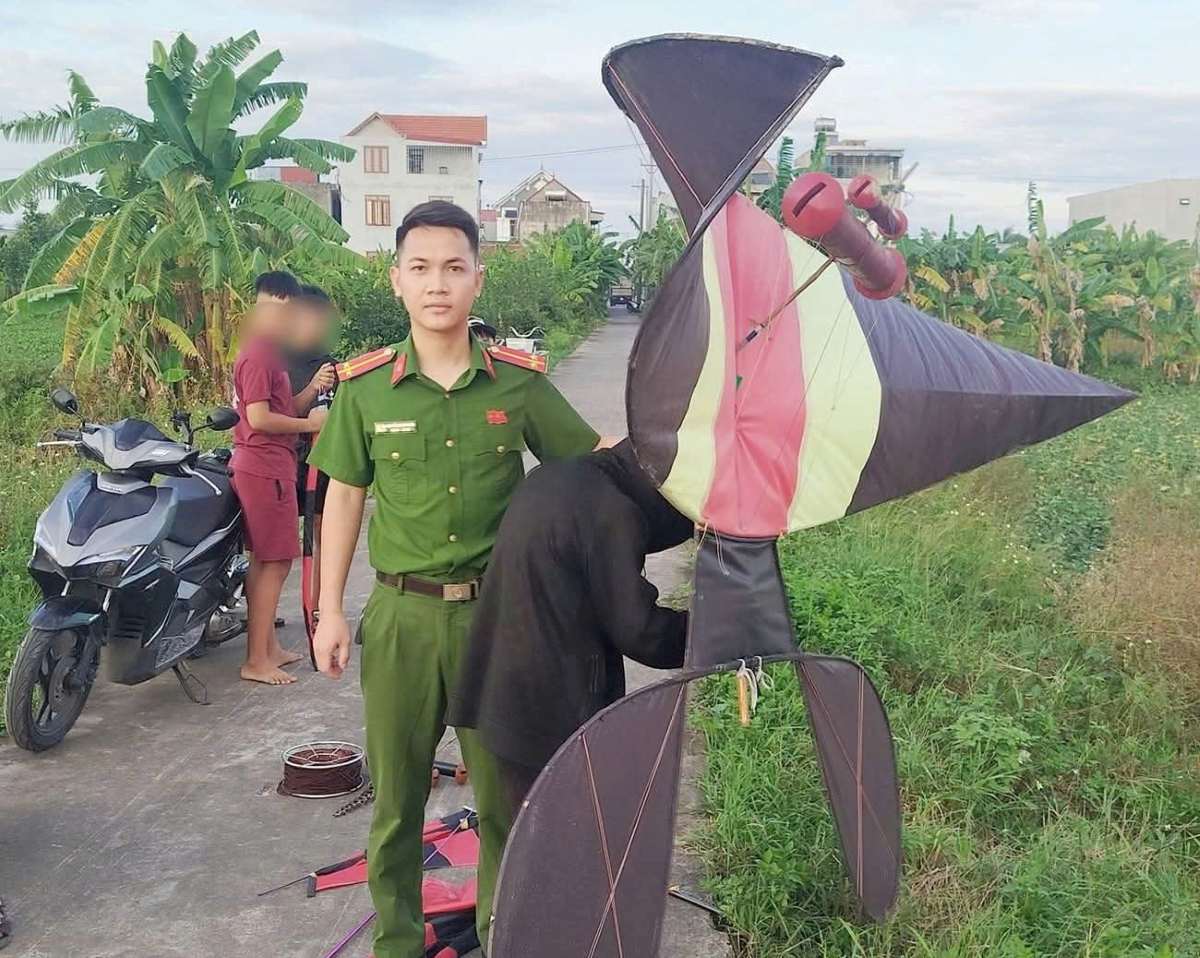 Công an thu giữ con diều bay ở tầm cao ảnh hưởng đến an ninh, an toàn hàng không. Ảnh: Công an TP Hải Phòng