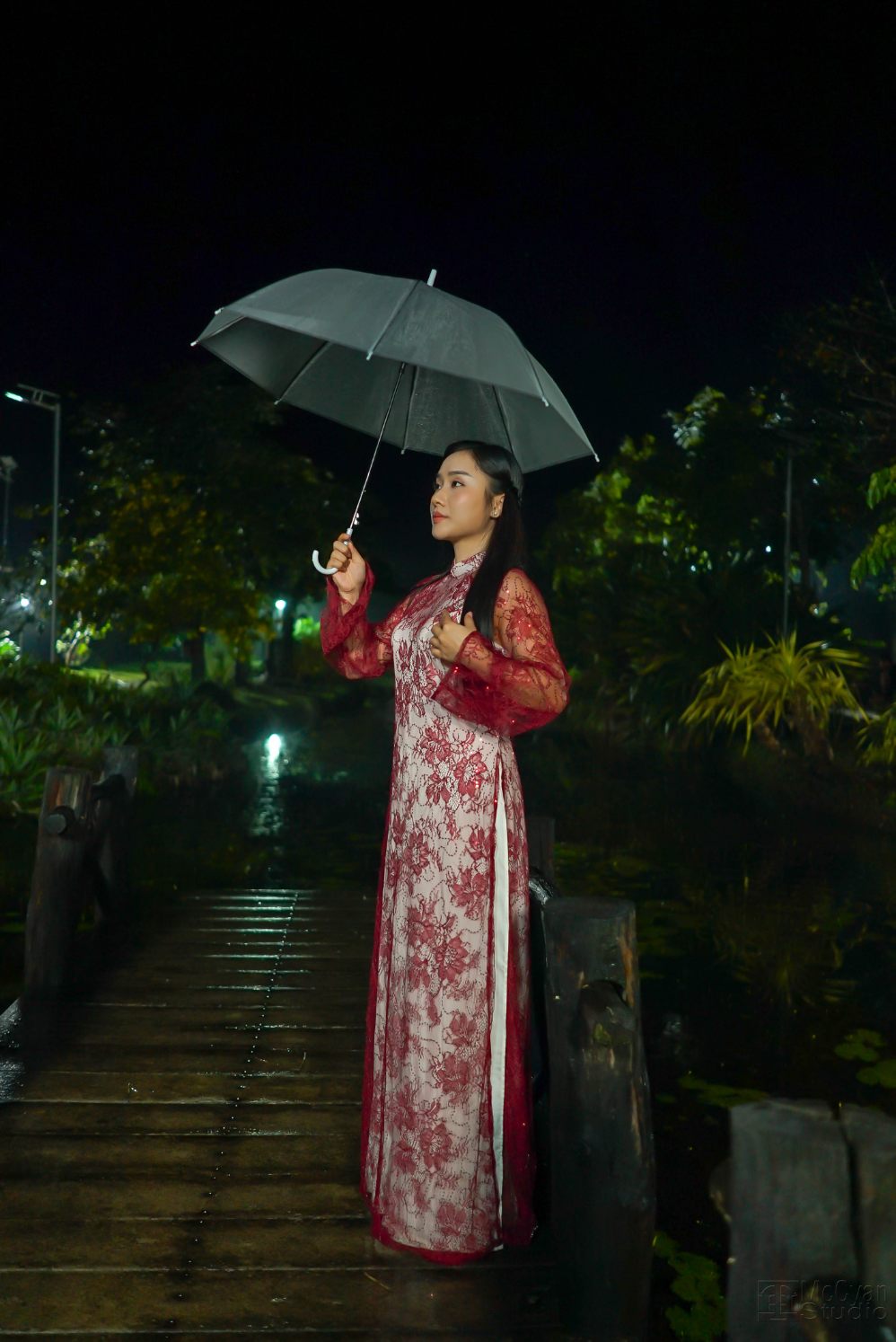 Hồ Phương Liên trong những cảnh quay ngoại cảnh của MV “Đêm mưa buồn không anh”. Ảnh: Nghệ sĩ cung cấp
