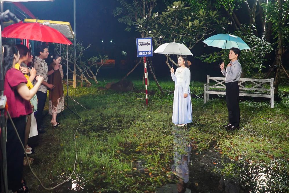 준우승자 호프엉리엔은 새 뮤직비디오 촬영 중 12시간 동안 비를 맞았습니다. 사진: 아티스트 제공