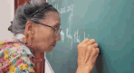 Nearly 80-year-old female teacher sells lottery tickets, opening a free class for poor children.