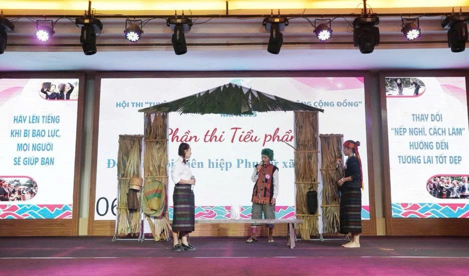 The skit "Writing Dreams" by the Kim Ngan commune community communication team carries the message of combating early marriage and consanguineous marriage. Photo: Quang Tri Women's Union