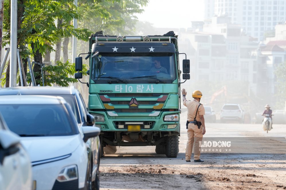 Waste soil transportation activities serving the Ring Road 2.5 project, Nguyen Trai - Dam Hong section (Khuong Dinh ward, Hanoi) cause dust and pollution. Photo: Song Huu