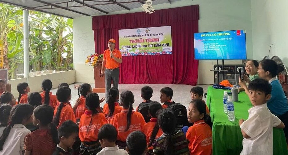 The themes are conveyed closely to teenage students. Photo: Quang Tri Women's Union