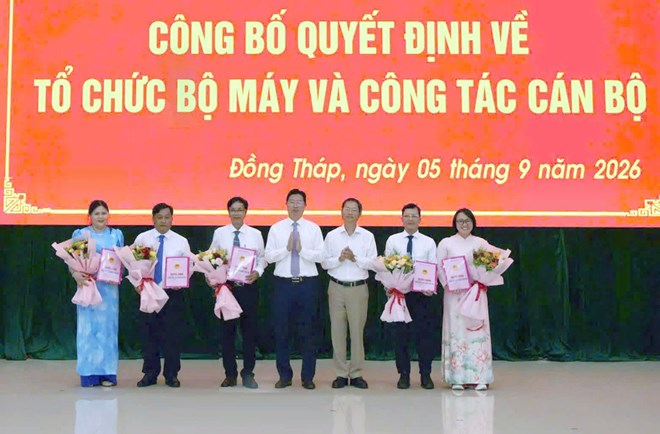 Phó Chủ tịch UBND tỉnh Huỳnh Minh Tuấn trao Quyết định và tặng hoa cho các Hiệu trưởng và Phó Hiệu trưởng Trường Cao đẳng Y tế Đồng Tháp sau sáp nhập. Ảnh: Cổng thông tin điện tử tỉnh Đồng Tháp
