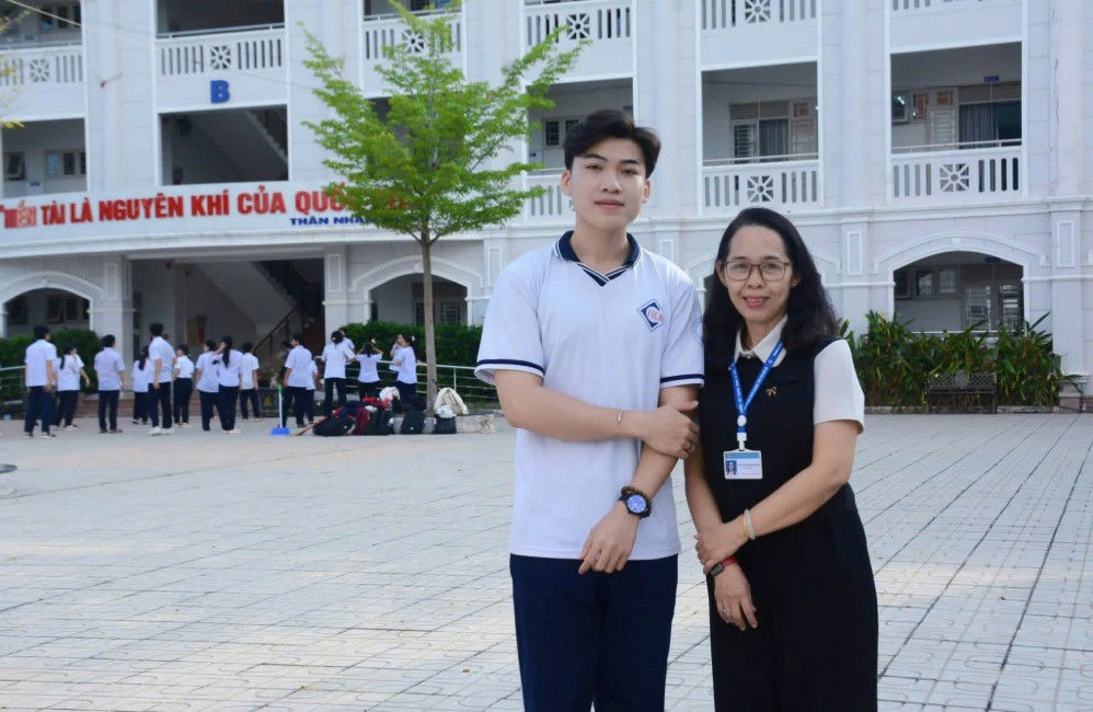 Bùi Thiện Nghĩa cùng cô Nguyễn Bạch Phương Thảo - giáo viên Lịch sử, Trường THPT Chuyên Hoàng Lê Kha (Tây Ninh), người đồng hành cùng em trong quá trình ôn luyện đội tuyển. Ảnh: Nhân vật cung cấp