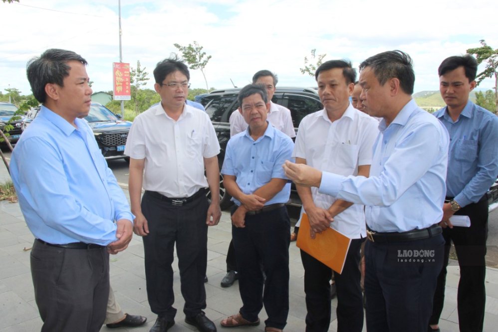 Leaders of Dak Lak Provincial People's Committee go to the East to directly monitor site clearance work for a key project. Photo: Thuy Loan