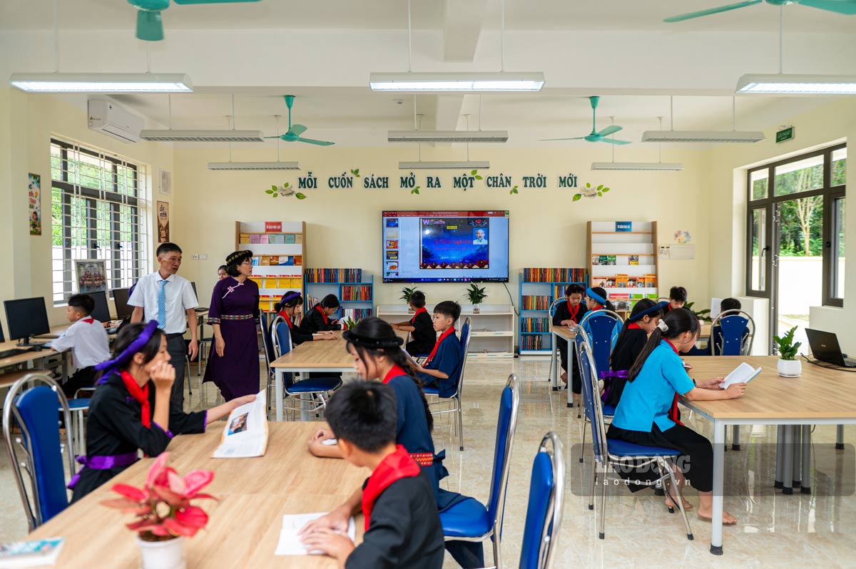 Students of Binh Lieu Primary and Secondary Boarding School study at the school library. Photo: Doan Hung