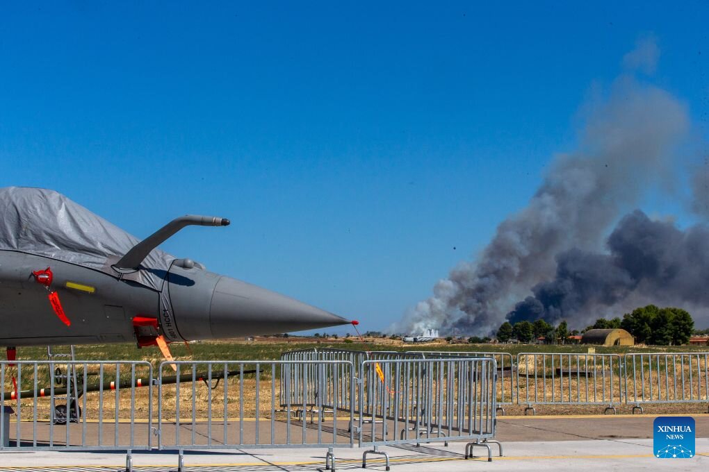 Smoke rises after an F-4 Phantom fighter jet crashed during a performance at Tanagra Air Force Base, Greece, September 5, 2026. Photo: Xinhua