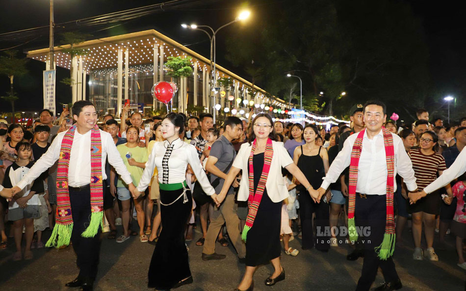 Leaders of Lao Cai province giao lưu with people at the opening ceremony of Yen Bai Ward Pedestrian Street. Photo: Bao Nguyen