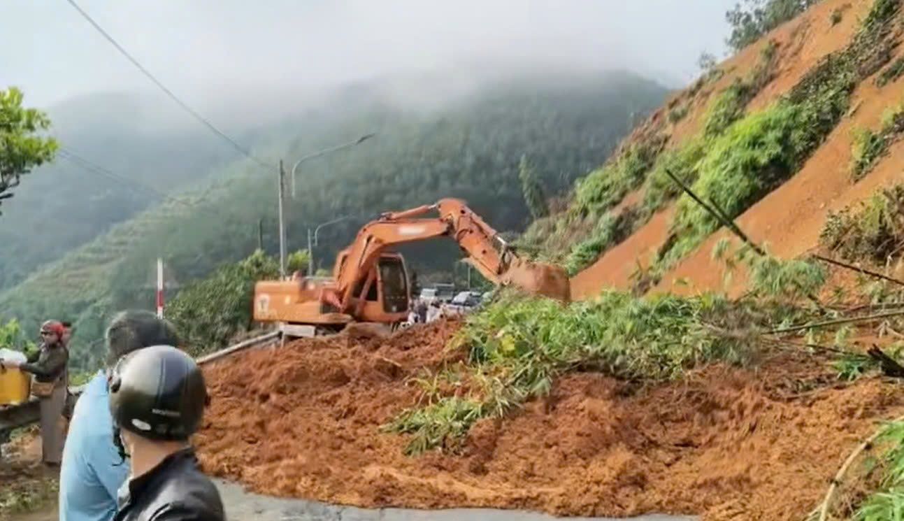 Scene of the landslide on the road connecting Phuoc Son commune, Dong Nai city with Lam Dong province. Photo: Reader provided