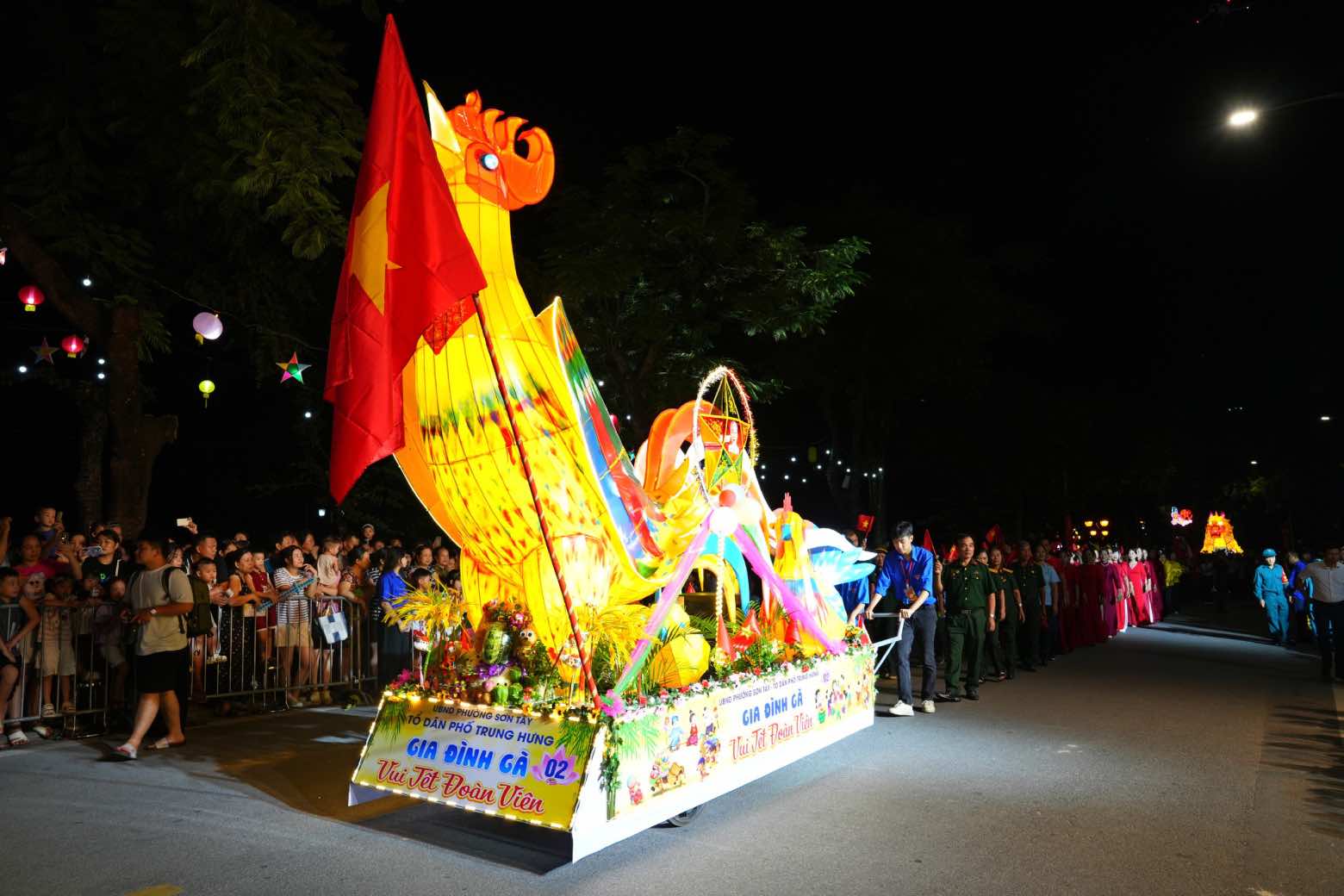 Giant Mid-Autumn lanterns at Son Tay Ancient Citadel Pedestrian Street. Photo: Son Tay Ward e-information page