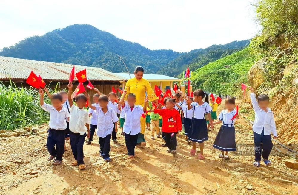 Không phải thành phố phát tiền cho từng gia đình. Sách được mua tập trung, đưa về trường, học sinh mượn và trả lại sau năm học.